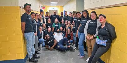 El personal de la Escuela Primaria Seaton celebra Black Lives Matter en la escuela. Stacie Dunlap es la tercera desde la derecha.