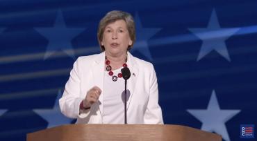 Foto del presidente de la AFT, Randi Weingarten, en el podio del Comité Nacional Demócrata
