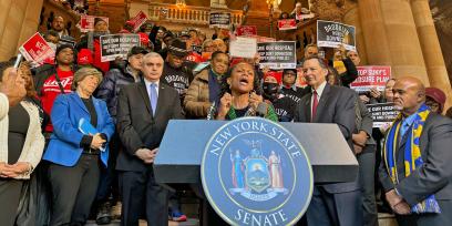 Líderes sindicales, activistas comunitarios y trabajadores de la salud se manifestaron en Albany, Nueva York, el 7 de febrero para instar al estado a abandonar su plan de cerrar el Hospital SUNY Downstate en Brooklyn.