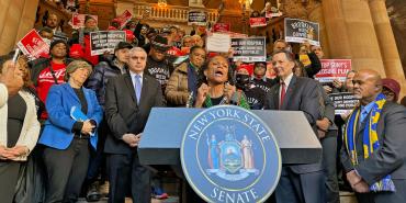 Líderes sindicales, activistas comunitarios y trabajadores de la salud se manifestaron en Albany, Nueva York, el 7 de febrero para instar al estado a abandonar su plan de cerrar el Hospital SUNY Downstate en Brooklyn.