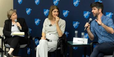 El presidente de la AFT, Randi Weingarten, con los líderes de Standing Together, Sally Abed y Alon-Lee Green durante una mesa redonda sobre la paz entre judíos y palestinos.