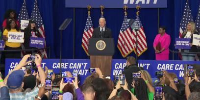 El presidente Joe Biden en el podio frente a la multitud.