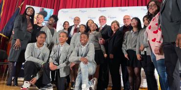 Foto de Randi Weingarten y estudiantes en el anuncio de una nueva escuela secundaria de ciencias de la salud en Queens, Nueva York.