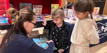 Rheagan y Aurora Saravia, de cuatro y seis años, quedaron cautivados por los libros en el evento La lectura abre el mundo de la Asociación de profesores de Liberty.
