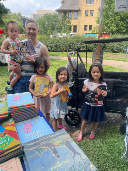 Foto de una familia de Ohio con libros en el evento ROTW