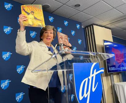 Randi Weingarten con libros durante el discurso