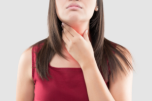 Foto de mujer con dolor de garganta sosteniendo el área