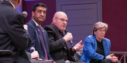 De izquierda a derecha, Ro Khanna, Michael Mulgrew y Randi Weingarten