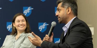 El presidente de la AFT, Randi Weingarten, con los líderes de Standing Together, Sally Abed y Alon-Lee Green durante una mesa redonda sobre la paz entre judíos y palestinos.