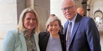 La presidenta de la AFL-CIO, Liz Shuler, el presidente de la AFT, Randi Weingarten, y el presidente de la AFSCME, Lee Saunders, posan para una fotografía.