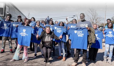 La vicepresidenta ejecutiva de AFT, Evelyn DeJesus, en Cincinnati con miembros en el AFT Votes Bus Tour