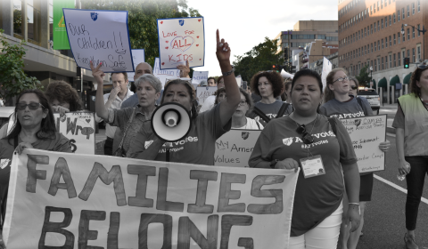 La vicepresidenta ejecutiva de AFT, Evelyn DeJesus, y los asistentes de TEACH 2019 marchan en la Vigilia de las Luces por la Libertad, Lafayette Park, Washington, DC